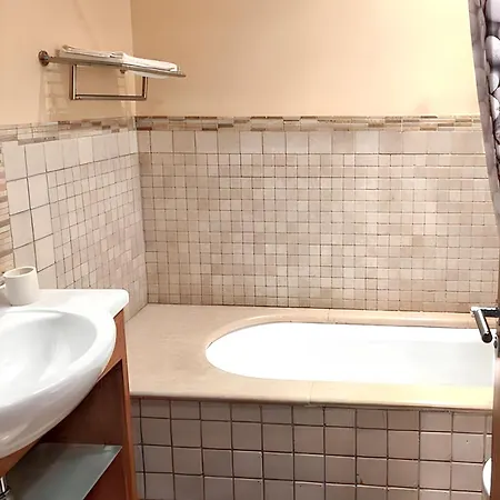 Charming In With Private Pool. Appartamento Estômbar