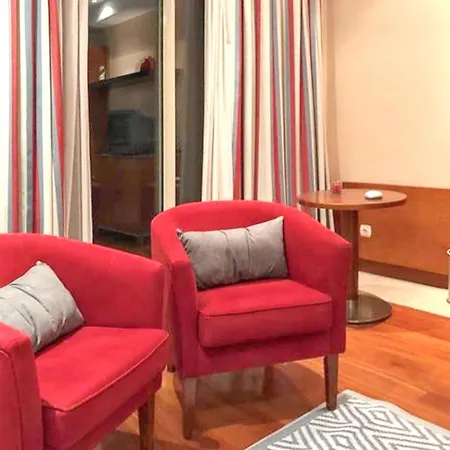 Charming In With Private Pool. *